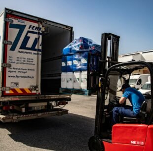 NAM Logistik mendukung proses pemuatan dan pengiriman barang