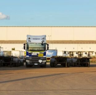Layanan trucking dan distribusi darat NAM Logistics