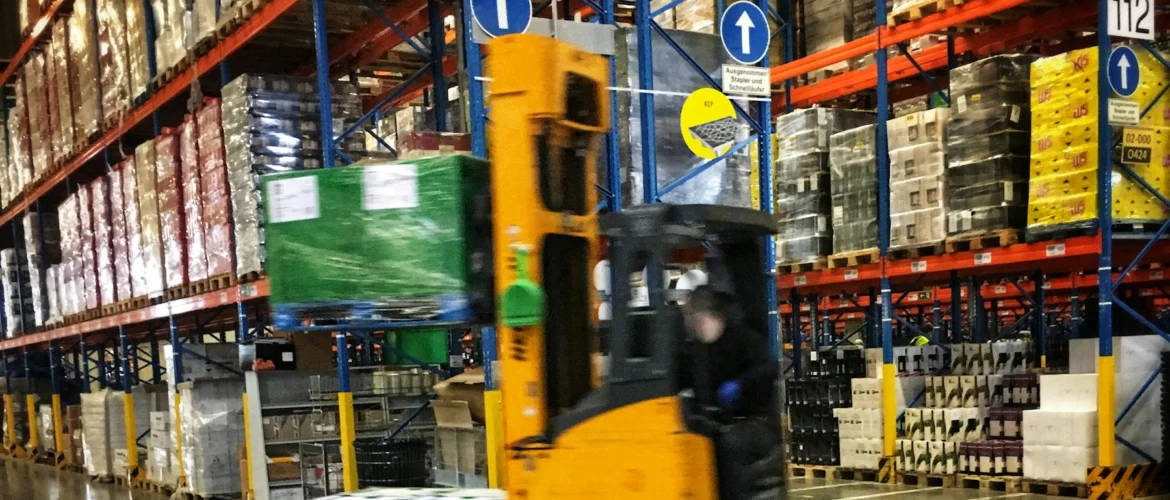 Aktivitas gudang untuk jasa logistik FMCG dan distribusi produk