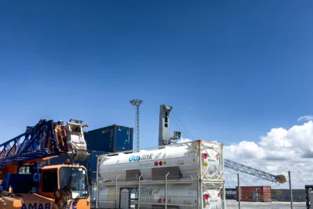 Distribusi jasa logistik perusahaan melalui terminal kontainer