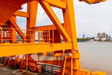 Koordinasi handling barang proyek di area terminal industri