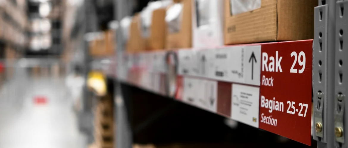 Gudang terang untuk jasa logistik retail dan e-commerce